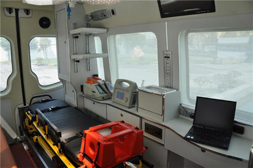恭城救护车内部